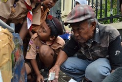 Bioskop Mini Ala Pak Riswan yang Merangkul Anak-Anak