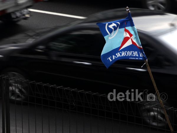 Deretan Bendera PD di Pagar Pembatas Jalan