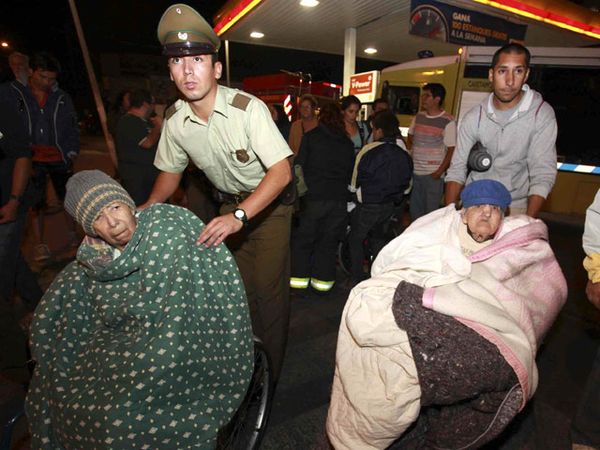 Warga Chile Dievakuasi