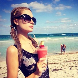 Paris Hilton Pamer Foto-foto Liburan di Miami
