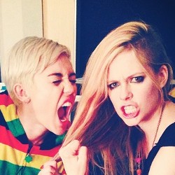Duh! Miley Cyrus dan Avril Lavigne Berantem di Instagram