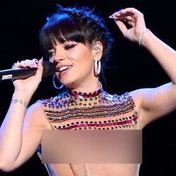 Lily Allen Tampil Seksi Tanpa Bra di Acara Amal untuk Anak-anak