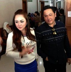 Farhat Abbas Dampingi Regina di Sidang Cerai Perdana