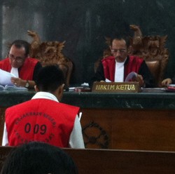 Bacakan Pledoi, Roby Geisha Menangis di Depan Hakim