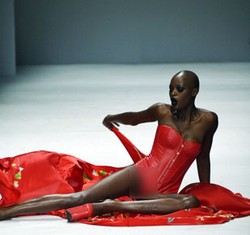 China Fashion Week: Model Pamer Bokong dan Jatuh dengan Dramatis