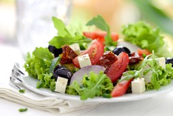 Crouton dan Buah Kering, Topping Salad Enak Ini Dapat Picu Kegemukan