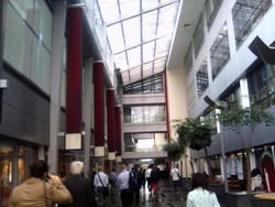 Menengok Kota di Balik Kesuksesan Cathay Pacific