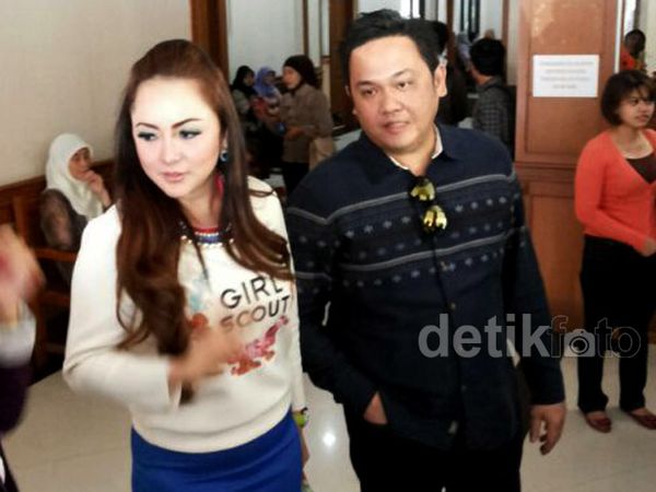 Farhat Abbas Dampingi Regina di Sidang Cerai