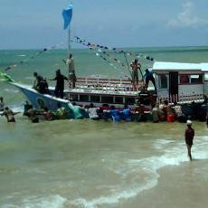 Perahu Penyelamat Ala Nabi Nuh Buatan Kiai Bajigur Dilepas ke Laut