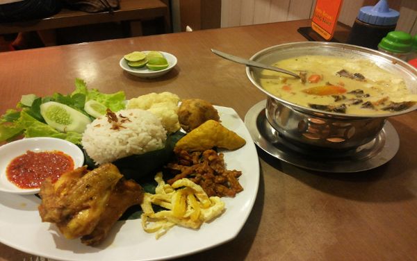 Menikmati Racikan Soto Betawi dan Nasi Uduk Bang Sawit