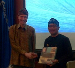 Ridwan Kamil Berikan Buku Sejarah Musik Metal di Bandung pada Dubes AS