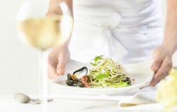 Makan Setelah Jam 8 Malam di Restoran Lebih Tinggi Risiko Keracunan