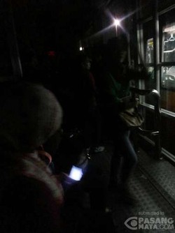 Halte TransJ Grogol Gelap, Penumpang Terangi Jalan Pakai Handphone