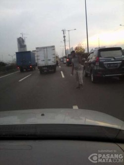 Tol Wiyoto Wiyono Macet, Pedagang Asongan Menyerbu