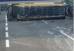 Kendaraan Travel Terbalik dan Melintang di Km 98 Tol Purbaleunyi Arah Bandung