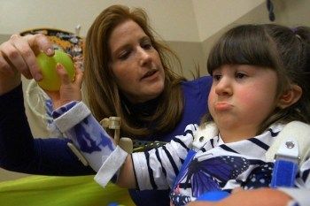 Hannah Mohn, Bocah Berlengan Robotik yang Akhirnya Bisa Mengangkat Tangan