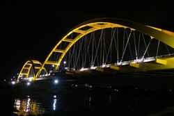 Unik! Ada Jembatan Mirip Logo McDonalds di Palu