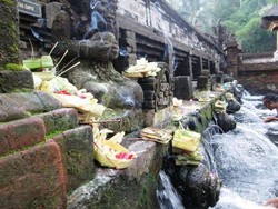 Menyucikan Diri di Pemandian Tirta Empul, Bali