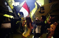 Joget Dangdut dan Aksi Sawer Simpatisan Golkar di Senayan