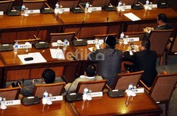 Agar Tak Ditempeleng, Rapor Jeblok DPR Tidak Dibawakan Langsung ke Orangnya