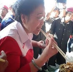 Sebelum Kampanye di Buleleng, Mega Cicipi Masakan Khas Bali