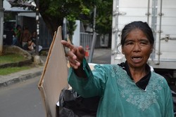 Nuriyah, 20 Tahun Terseok-Seok Sebatang Kara Memulung Kardus di Ibu Kota
