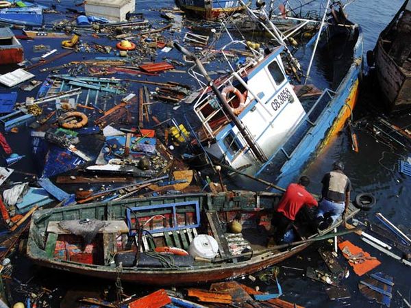 Kapal Nelayan Chile Rusak Dihantam Tsunami