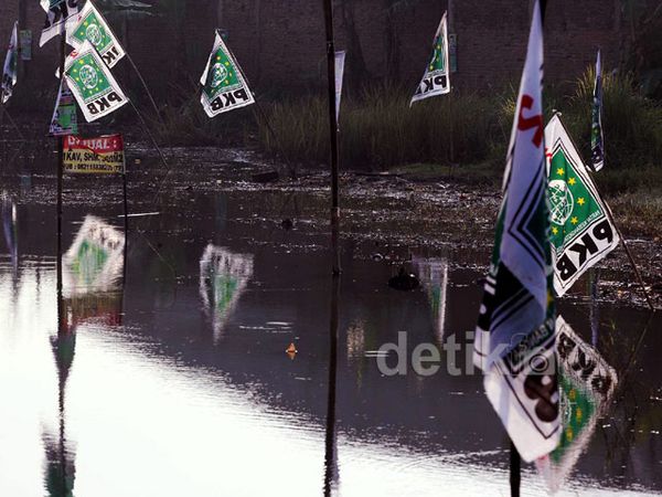 Bendera PKB Mejeng di Empang