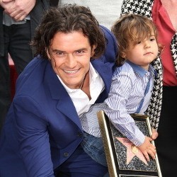 Lucunya! Flynn Temani Orlando Bloom Terima Hollywood Walk of Fame