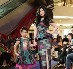 Annisa Pohan dan Aira Jadi Model di Fashion Show Alleira Batik