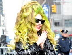Lady Gaga Tampil Heboh dengan Rambut Bervolume Warna Hijau Elektrik