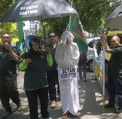 Massa Demo Bawa Pocong Koruptor Jelang Sidang Tuntutan Dada Rosada