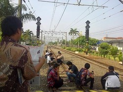 Duduk-duduk di Rel, Beginilah Aksi Ekstrem Para Roker Kala KRL Kota-Bogor Terganggu