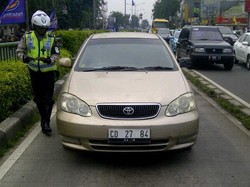 Nyelonong Masuk Busway di Otista, Mobil Kedubes Asing ini Disemprit Polisi