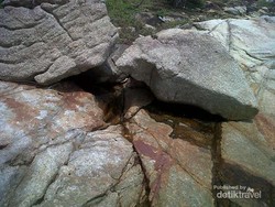 Unik, Mata Air Merembes Dari Batu di Pantai Tana Rubo