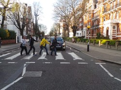 Ayo Berfoto Ala The Beatles di Abbey Road