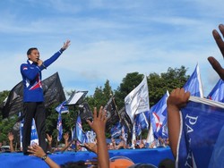 Tampil Penuh Semangat, Begini Gaya Ibas Saat Jadi Jurkam di Pacitan