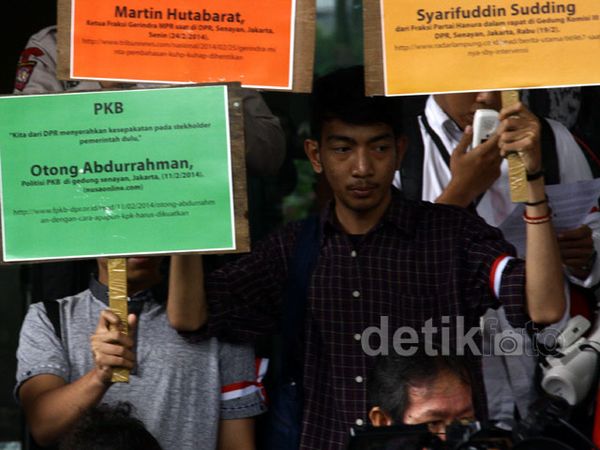 Aktivis Datangi KPK Serahkan Petisi