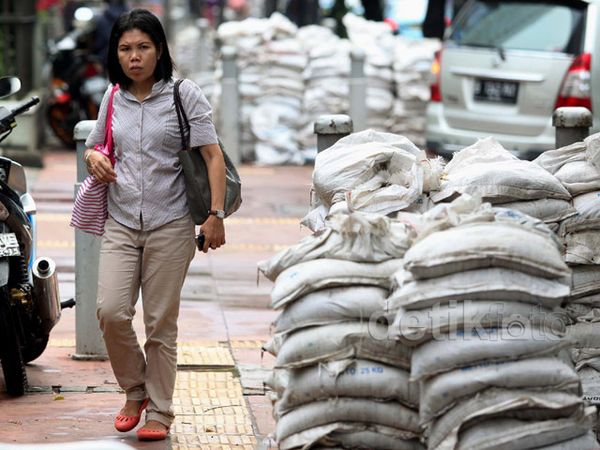 Karung Lumpur Menumpuk di Trotoar Thamrin