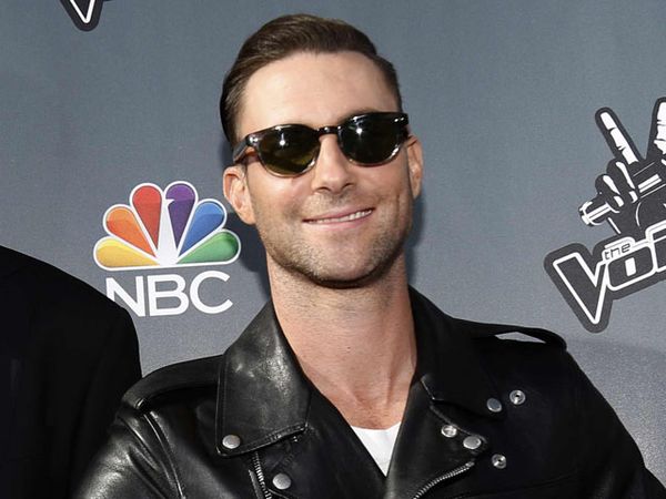 Adam Levine Cool Berjaket Kulit