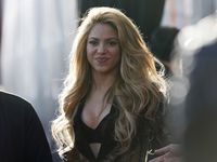 Shakira Seksi Pamer Bra di Red Carpet