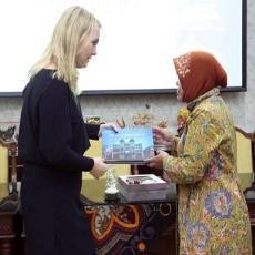 Risma Jajaki Kerjasama dengan Belanda untuk Normalisasi Kalimas