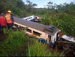 Evakuasi KA Malabar yang Terperosok ke Jurang Terkendala Labilnya Tanah