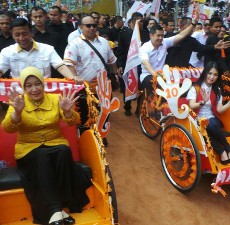Masuki Area Kampanye, Win-HT Kayuh Becak