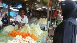 Sambil Jualan, Mama Rika Tunggu Jokowi Blusukan di Pasar Yotefa Papua