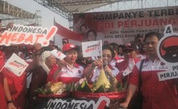 Mega dan Kader PDIP Pesta Tumpeng di Alun-alun Sukoharjo