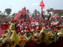 Karpet Merah dan Tumpeng Sambut Mega di Alun-alun Sukoharjo