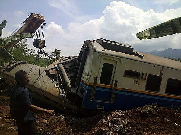 Tiga Alat Berat Bantu Evakuasi KA Malabar