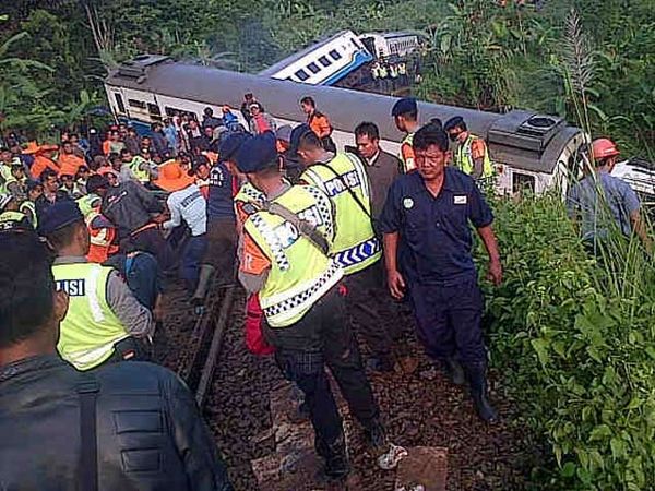 KA Malabar Terperosok ke Jurang