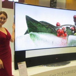 LG Pamer TV Lengkung Ultra HD Plus Pertama di Dunia